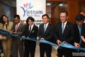 Đại sứ Việt Nam tại Ấn Độ, Tổng Giám đốc Vietnam Airlines Lê Hồng Hà và đại diện các đối tác cắt băng khai trương Trung tâm thông tin du lịch Việt Nam tại Ấn Độ.