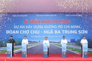 Lãnh đạo Bộ Giao thông vận tải và tỉnh Thái Nguyên, Tuyên Quang nhấn nút triển khai dự án. 