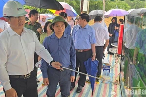 Bí thư Tỉnh ủy Lạng Sơn Nguyễn Quốc Đoàn (người đội mũ cối) nghe đại diện nhà đầu tư báo cáo tình hình thực hiện dự án đường cao tốc Đồng Đăng-Trà Lĩnh.