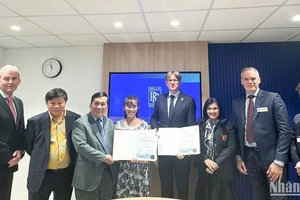 Tiến sĩ Nguyễn Thị Phương Thảo, Chủ tịch Hội đồng quản trị Vietjet (thứ 4 từ trái sang) cùng các lãnh đạo cấp cao Vietjet và Rolls-Royce chứng kiến Lễ ký hợp đồng tại Triển lãm Hàng không quốc tế Farnborough 2024.