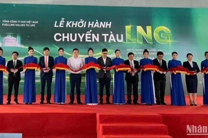 Lần đầu tiên, tàu hỏa chở 16 bồn khí LNG từ nam ra bắc