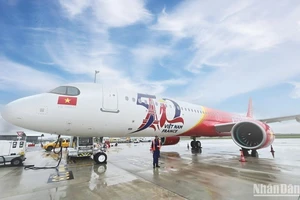 Tàu bay A321 thế hệ mới mang hình ảnh biểu tượng kỷ niệm 50 năm thiết lập quan hệ ngoại giao Việt Nam-Pháp đã được Tập đoàn Airbus bàn giao cho hãng hàng không Vietjet tại sân bay Orly (Paris).