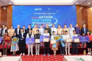 Trao giải thưởng cho các tác phẩm xuất sắc Cuộc thi “Sáng kiến An toàn giao thông Việt Nam 2024”.