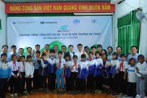 Các em học sinh, giáo viên và đại biểu tại lễ tổng kết dự án "Đạp xe đến trường an toàn".