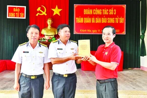 Đồng chí Nguyễn Thái Học, Phó Trưởng Ban Nội chính Trung ương trao tặng sách của Tổng Bí thư Nguyễn Phú Trọng cho cán bộ, chiến sĩ đảo Song Tử Tây. 