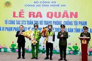 Chủ tịch Ủy ban nhân dân tỉnh Nghệ An Nguyễn Đức Trung và Giám đốc Công an tỉnh Nghệ An Đại tá Bùi Quang Thanh trao Quyết định, tặng hoa chúc mừng Tổ công tác 373 Công an tỉnh.