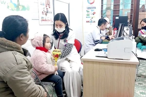 Mỗi ngày, Bệnh viện Sản-Nhi Nghệ An thăm khám cho khoảng 600 bệnh nhi.