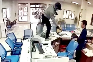 Đối tượng thực hiện hành vi cướp ở Ngân hàng Vietinbank chiều ngày 1/2. (Ảnh: cắt từ video clip).