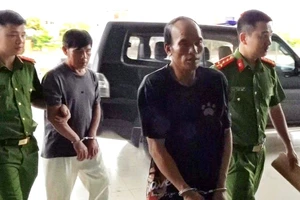 Hai đối tượng Lương Văn Bún và Lê Văn Điền được di lý về Cơ quan Cảnh sát Điều tra, Công an tỉnh Nghệ An.