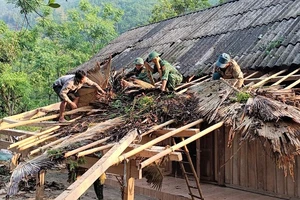 Cán bộ, chiến sĩ Bộ đội Biên phòng Nghệ An hỗ trợ người dân các huyện miền núi sửa chữa nhà cửa.