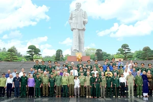 Các đại biểu tham dự buổi Gặp mặt dâng hương và chụp ảnh lưu niệm tại Quảng trường Hồ Chí Minh (thành phố Vinh, tỉnh Nghệ An).