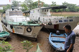 2 tàu kiểm ngư neo đậu tại âu tàu ở sông Lam suốt cả tháng qua.