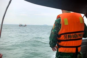 Lực lượng Biên phòng tỉnh Nghệ An và người dân đang tổ chức tìm kiếm 2 ngư dân mất tích.