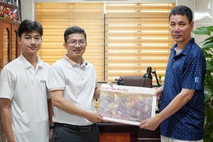 Trao tặng phụ san tranh panorama “Chiến dịch Điện Biên Phủ” tới Đoàn Thanh niên Trường đại học Vinh.