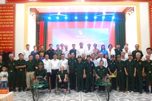 Đoàn công tác của Hội Nhà báo Việt Nam, lãnh đạo tỉnh Nghệ An và các đại biểu, thương binh, bệnh binh chụp ảnh lưu niệm. Ảnh: TRẦN PHONG