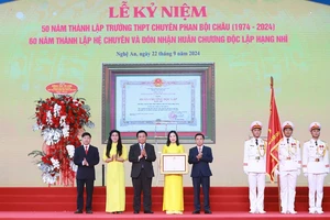 Đồng chí Nguyễn Xuân Thắng - Ủy viên Bộ Chính trị, Giám đốc Học viện Chính trị Quốc gia Hồ Chí Minh, Chủ tịch Hội đồng Lý luận Trung ương trao Huân chương Độc lập hạng Nhì của Chủ tịch nước tặng Trường THPT chuyên Phan Bội Châu.