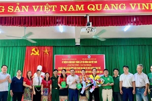 Lãnh đạo Hội nông dân huyện Thanh Chương và Đồn Biên phòng Ngọc Lâm tặng hoa chúc mừng Câu lạc bộ.