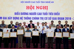 Đồng chí Hoàng Nghĩa Hiếu, Phó Bí thư Thường trực Tỉnh ủy Nghệ An trao Bằng khen cho các hội viên tiêu biểu. (Ảnh: CÔNG KIÊN)