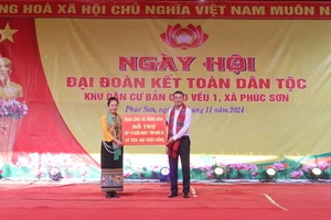 Đồng chí Lê Minh Hưng trao quà của Đoàn công tác Trung ương hỗ trợ Quỹ “Vì người nghèo” tỉnh Nghệ An.