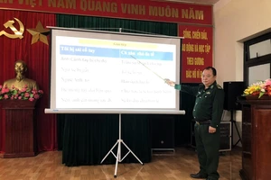 Trung tá Và Bá Tu, Đội trưởng Vận động quần chúng, Đồn Biên phòng Nậm Càn dạy tiếng H’Mông cho cán bộ, chiến sĩ.