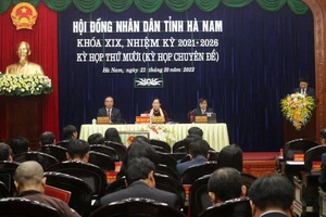 Các đại biểu Hội đồng nhân dân tỉnh Hà Nam dự kỳ họp.