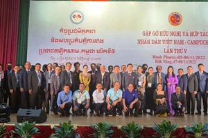 Đoàn đại biểu của hai nước Việt Nam – Campuchia và các đại biểu tham dự Chương trình “Gặp gỡ hữu nghị và hợp tác nhân dân Việt Nam – Campuchia chụp hình lưu niệm.