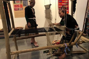 Phụ nữ dân tộc Thái Thanh trình diễn kỹ thuật dệt vải căn sợi tại Viện Goethe trong triển lãm của Craftlink.