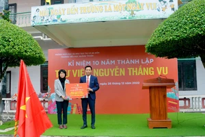 Nhà xuất bản Kim Đồng tặng sách và máy vi tính cho trường Tiểu học Quảng Thuận. (Ảnh: Nhà xuất bản Kim Đồng)