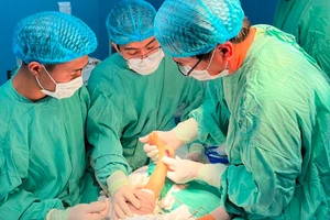 PGS, TS Nguyễn Văn Hỷ và ê-kíp phẫu thuật thành công cho bệnh nhi bị dị tật bẩm sinh bàn chân khoèo.