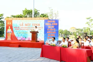 Quang cảnh buổi lễ mít-tinh.