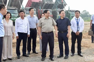Thủ tướng Phạm Minh Chính thị sát dự án các tuyến đường trọng điểm tỉnh Bắc Ninh. (Ảnh: TRẦN HẢI)