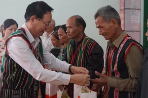 Đồng chí Ngô Thanh Danh, Bí thư Tỉnh ủy, Trưởng đoàn Đại biểu quốc hội tỉnh Đắk Nông tặng quà các gia đình tiêu biểu vùng đồng bào dân tộc thiểu số. 