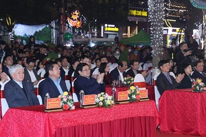 Thủ tướng Phạm Minh Chính và các đồng chí lãnh đạo, đại biểu tham dự Chương trình Non nước Cao Bằng. (Ảnh: DƯƠNG GIANG - NHẬT BẮC)