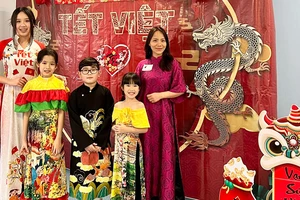 Giới thiệu về Tết Việt cho các em nhỏ trường tiểu học Ark Oval Primary Academy.