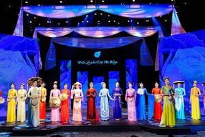 Giới thiệu bộ sưu tập áo dài của các hội viên Hội Liên hiệp Phụ nữ Việt Nam. (Ảnh: Ban tổ chức)