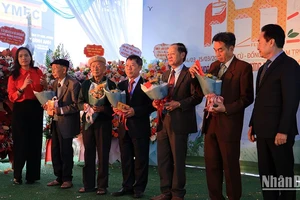 Các nghệ nhân cao tuổi làng Vân Cù được tôn vinh tại Festival Phở 2024.