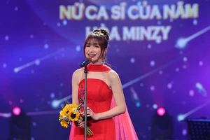 Ca sĩ Hòa Minzy xúc động phát biểu tại lễ trao giải. (Ảnh: Ban tổ chức)