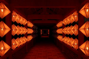 240 chiếc đèn lồng đồng bộ với âm thanh tại hành lang trung tâm. (Ảnh: Viện Pháp tại Việt Nam)