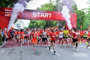 Hàng nghìn vận động viên tham gia Giải chạy phong trào "Ngàn bước chạy - Chung một quyết tâm - Vì cộng đồng không ma túy".