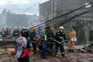 Lực lượng cứu hộ tại hiện trường vụ nổ kho pháo ở Zamboanga (Philippines), ngày 29/6/2024. (Nguồn: Rappler)