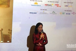 Tiến sĩ Ngô Phương Lan phát biểu tại buổi khai mạc chương trình.