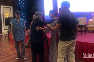 Những cái ôm, những nụ cười, và những giọt nước mắt dành cho vị đạo diễn huyền thoại của điện ảnh Việt.