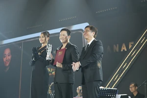 Đạo diễn Trấn Thành nhận giải Phim xuất sắc nhất, Đạo diễn xuất sắc nhất, và Nữ diễn viên chính xuất sắc nhất hạng mục Phim Việt Nam dự thi. (Ảnh: ANH VŨ)