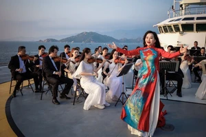 NSƯT Khánh Hòa trong buổi trình diễn trên biển, một cảnh quay trong phim. (Ảnh: Ê-kíp cung cấp)