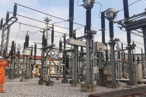 Nhân viên trạm 110kV Công ty Điện lực Hưng Yên kiểm tra trạm điện bằng camera nhiệt.