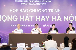 Ban tổ chức cung cấp thông tin cho báo chí. (Ảnh: PHẠM MẠNH)