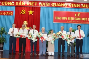 Trao tặng Huy hiệu Đảng cho các đảng viên cao niên tuổi Đảng.