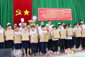 Học sinh Trường trẻ em khuyết tật tỉnh An Giang nhận quà.