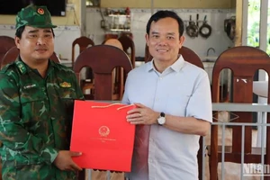 Phó Thủ tướng Trần Lưu Quang tặng quà chiến sĩ biên phòng.
