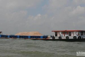 Sà lan vận chuyển cát trên sông Hậu thuộc địa bàn tỉnh An Giang.
